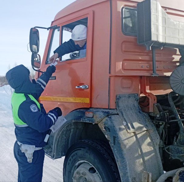 В Уватском районе автоинспекторы и нефтяники провели совместный рейд по безопасности большегрузов